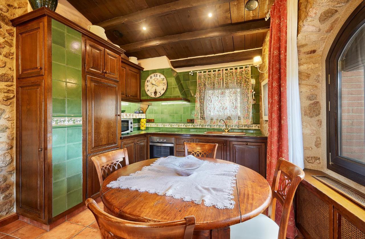 Cal Bisbe, Your Rural Holiday Home Capmany Exteriör bild